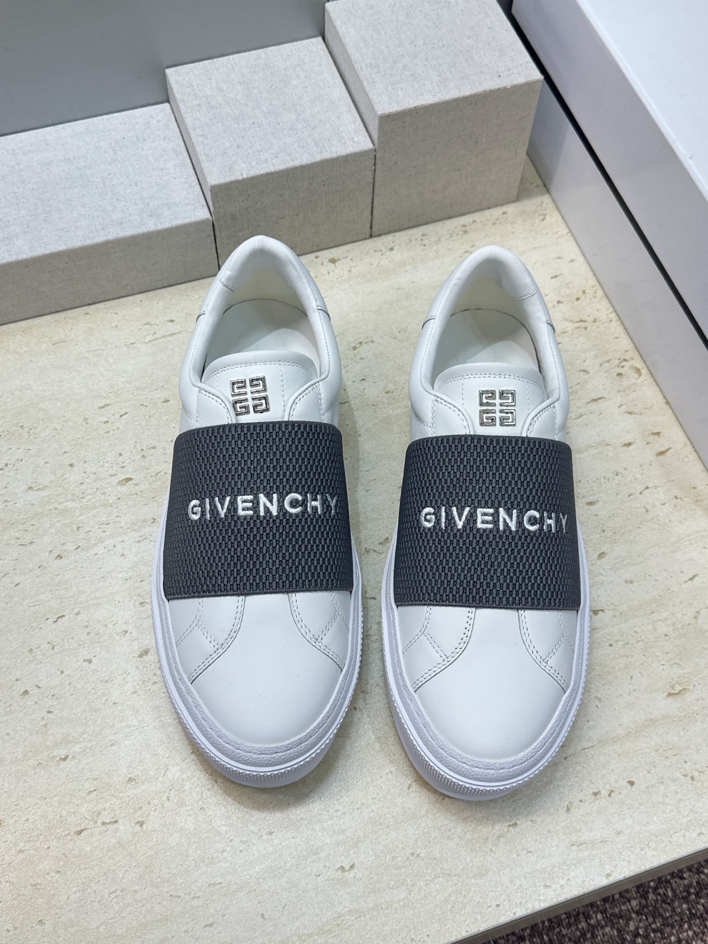 男士+20 顶级版 GIVENCHY 2026春夏经典情侣款弹力橡筋一脚蹬四季休闲鞋 纪梵希印花字母logo五金扣平底圆 男士+20 顶级版 GIVENCHY 2026春夏经典情侣款弹力橡筋一脚蹬四季休闲鞋 纪梵希印花字母logo五金扣平底圆