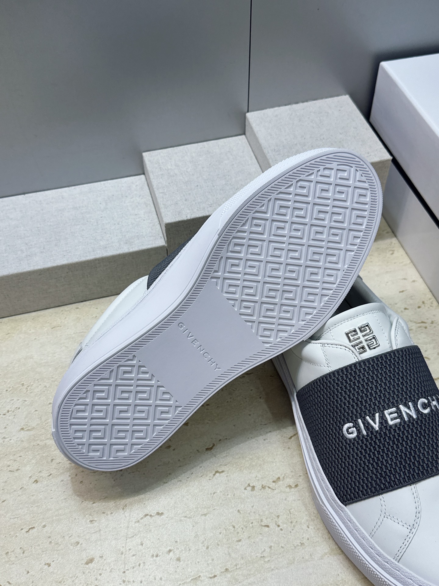 男士+20 顶级版 GIVENCHY 2026春夏经典情侣款弹力橡筋一脚蹬四季休闲鞋 纪梵希印花字母logo五金扣平底圆 男士+20 顶级版 GIVENCHY 2026春夏经典情侣款弹力橡筋一脚蹬四季休闲鞋 纪梵希印花字母logo五金扣平底圆
