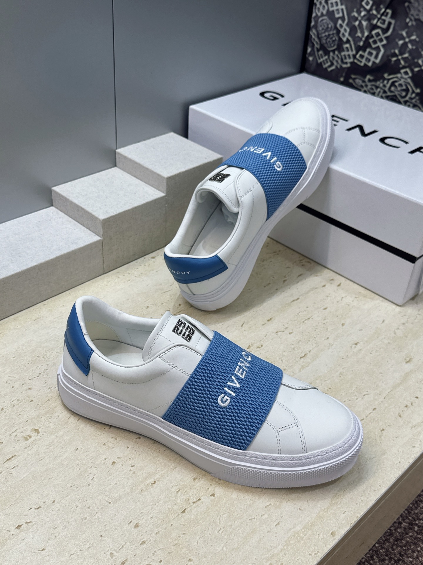 男士+20 顶级版 GIVENCHY 2026春夏经典情侣款弹力橡筋一脚蹬四季休闲鞋 纪梵希印花字母logo五金扣平底圆 男士+20 顶级版 GIVENCHY 2026春夏经典情侣款弹力橡筋一脚蹬四季休闲鞋 纪梵希印花字母logo五金扣平底圆