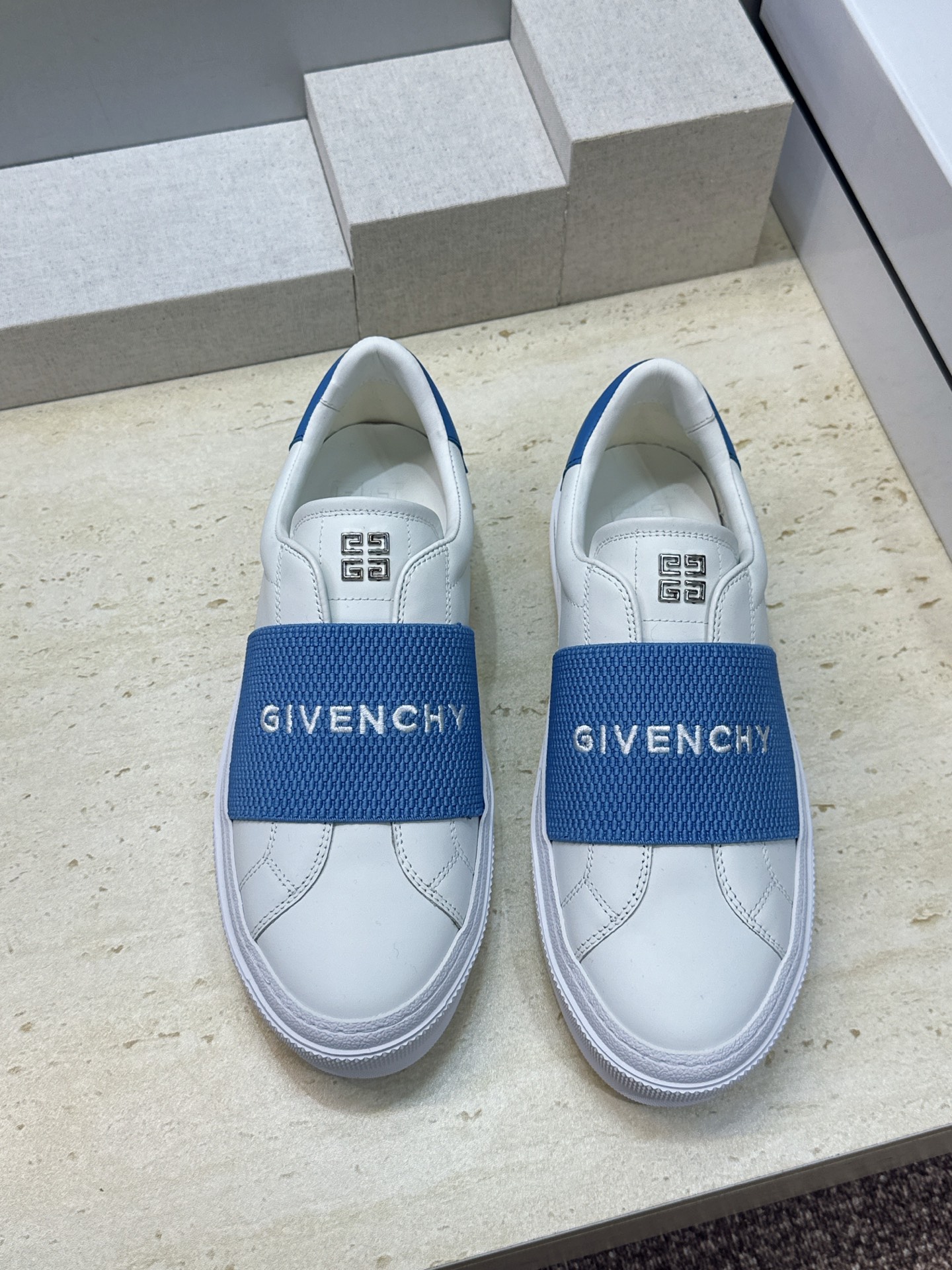 男士+20 顶级版 GIVENCHY 2026春夏经典情侣款弹力橡筋一脚蹬四季休闲鞋 纪梵希印花字母logo五金扣平底圆 男士+20 顶级版 GIVENCHY 2026春夏经典情侣款弹力橡筋一脚蹬四季休闲鞋 纪梵希印花字母logo五金扣平底圆