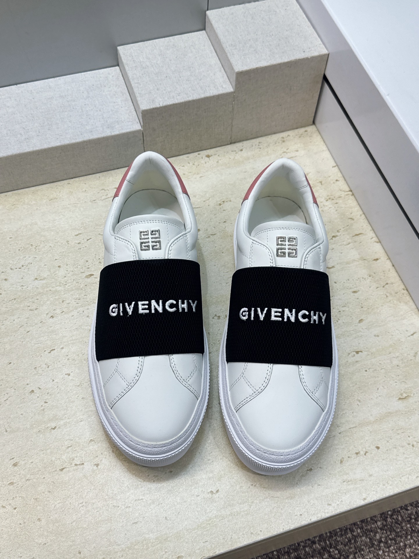 男士+20 顶级版 GIVENCHY 2026春夏经典情侣款弹力橡筋一脚蹬四季休闲鞋 纪梵希印花字母logo五金扣平底圆 男士+20 顶级版 GIVENCHY 2026春夏经典情侣款弹力橡筋一脚蹬四季休闲鞋 纪梵希印花字母logo五金扣平底圆