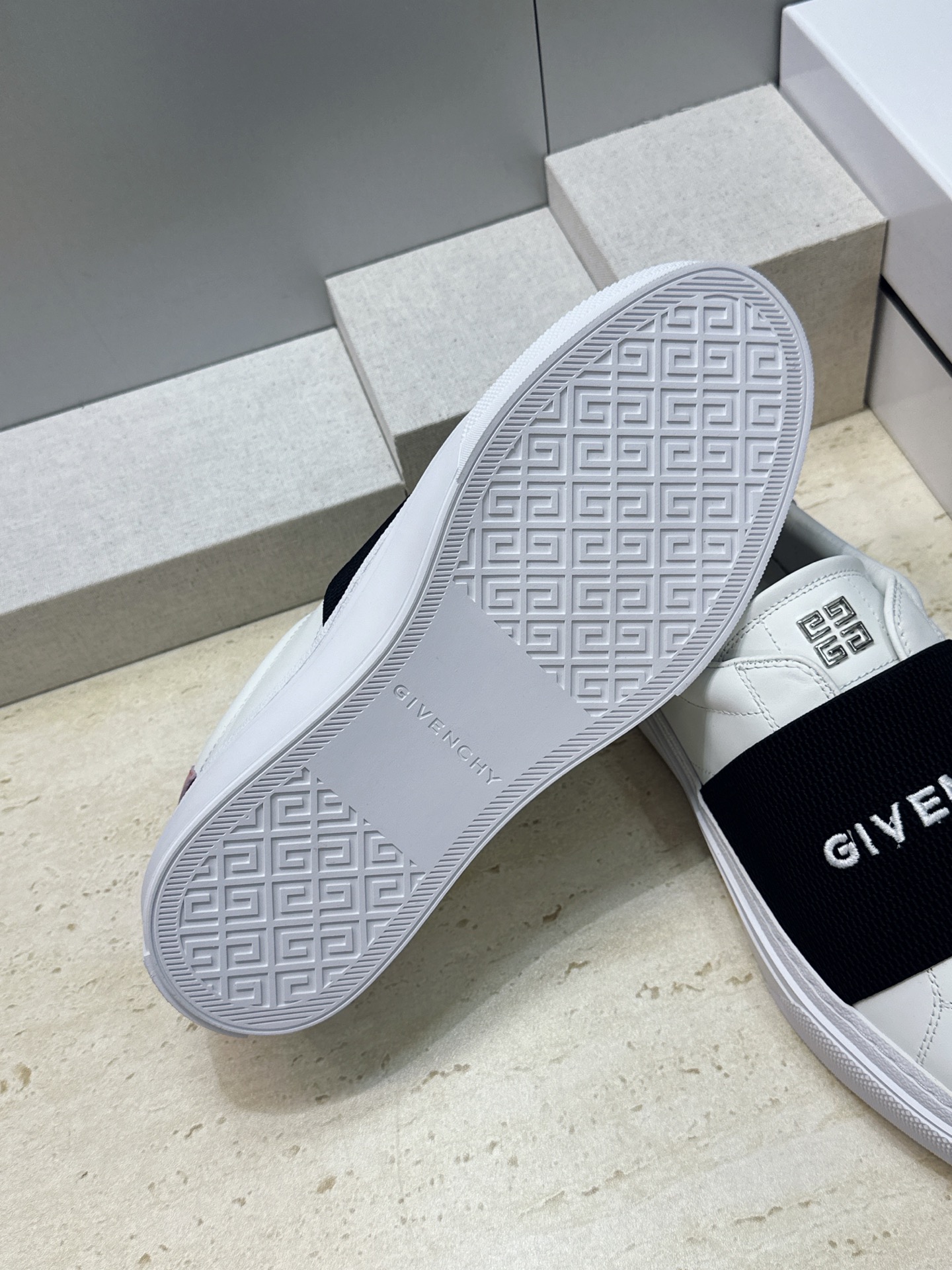 男士+20 顶级版 GIVENCHY 2026春夏经典情侣款弹力橡筋一脚蹬四季休闲鞋 纪梵希印花字母logo五金扣平底圆 男士+20 顶级版 GIVENCHY 2026春夏经典情侣款弹力橡筋一脚蹬四季休闲鞋 纪梵希印花字母logo五金扣平底圆