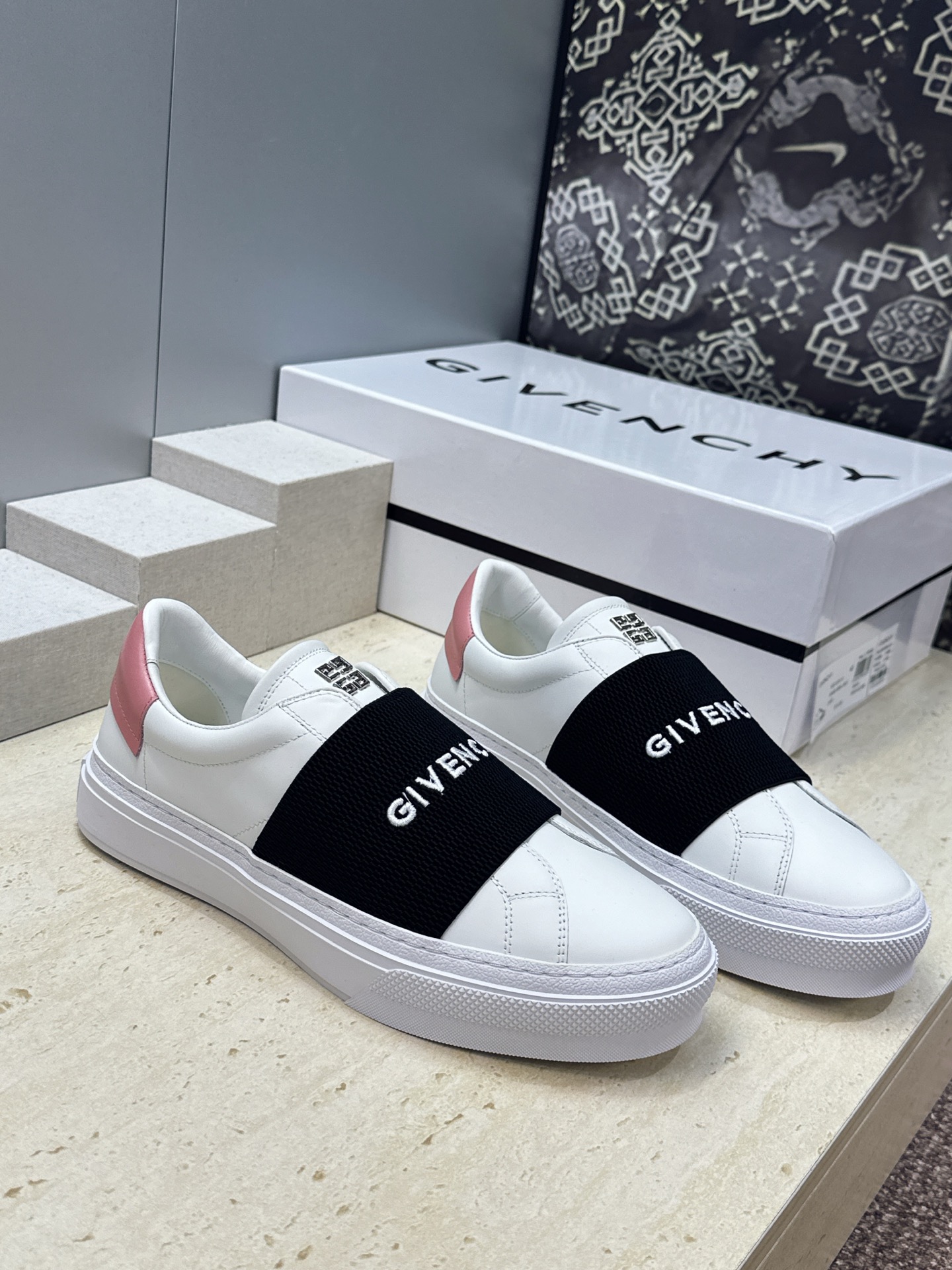 男士+20 顶级版 GIVENCHY 2026春夏经典情侣款弹力橡筋一脚蹬四季休闲鞋 纪梵希印花字母logo五金扣平底圆 男士+20 顶级版 GIVENCHY 2026春夏经典情侣款弹力橡筋一脚蹬四季休闲鞋 纪梵希印花字母logo五金扣平底圆