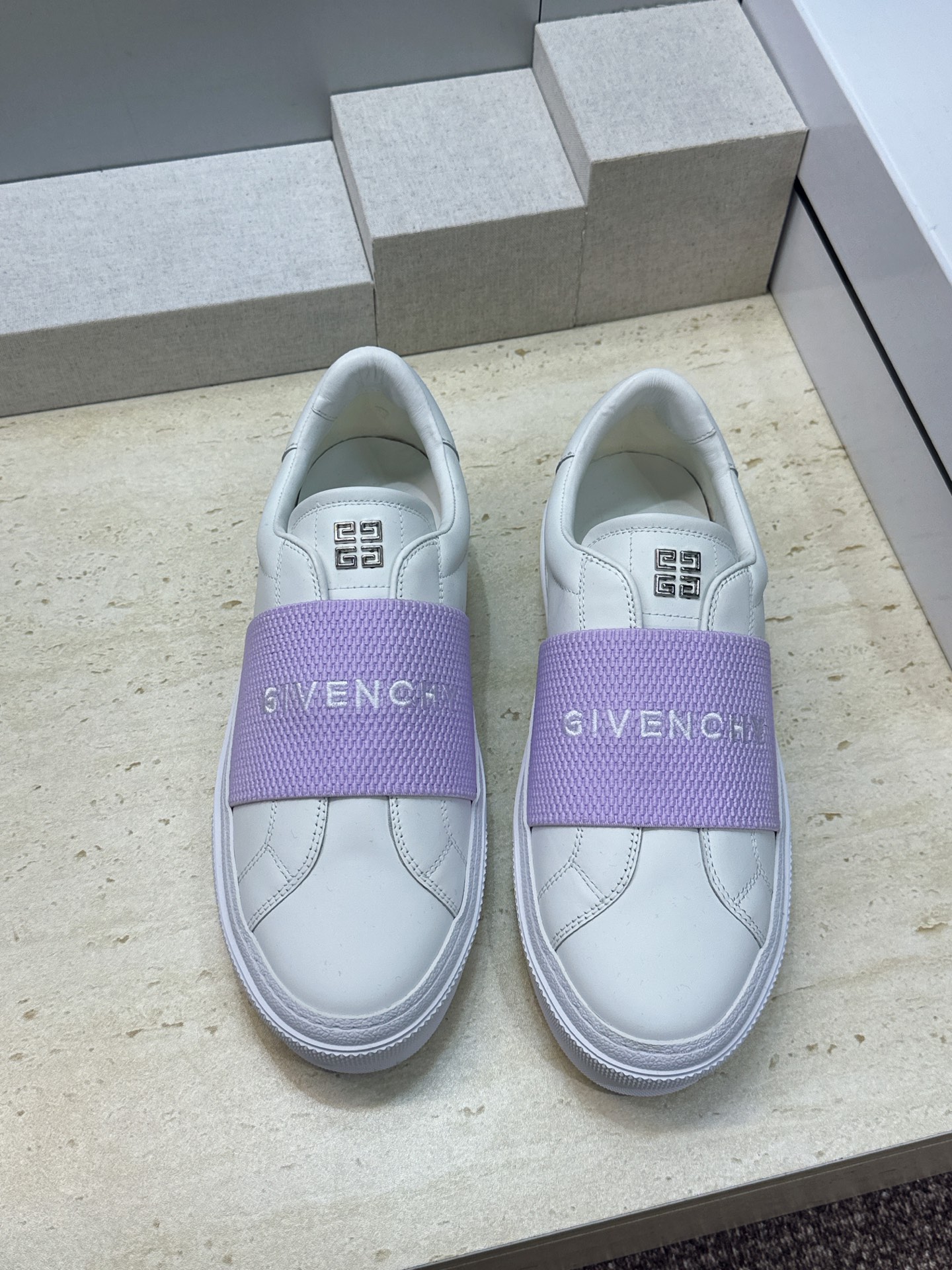 男士+20 顶级版 GIVENCHY 2026春夏经典情侣款弹力橡筋一脚蹬四季休闲鞋 纪梵希印花字母logo五金扣平底圆 男士+20 顶级版 GIVENCHY 2026春夏经典情侣款弹力橡筋一脚蹬四季休闲鞋 纪梵希印花字母logo五金扣平底圆
