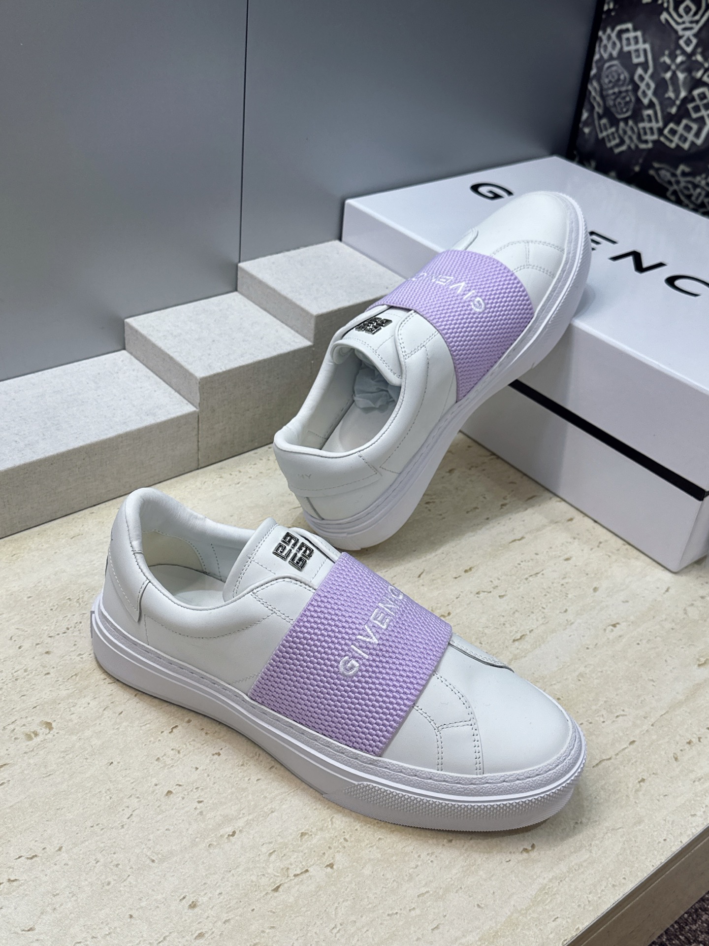 男士+20 顶级版 GIVENCHY 2026春夏经典情侣款弹力橡筋一脚蹬四季休闲鞋 纪梵希印花字母logo五金扣平底圆 男士+20 顶级版 GIVENCHY 2026春夏经典情侣款弹力橡筋一脚蹬四季休闲鞋 纪梵希印花字母logo五金扣平底圆