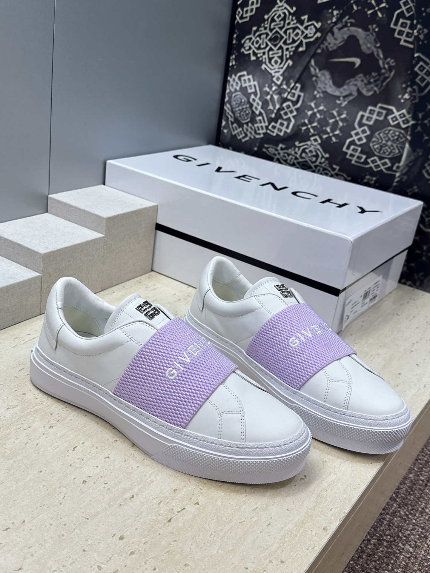 男士+20 顶级版 GIVENCHY 2026春夏经典情侣款弹力橡筋一脚蹬四季休闲鞋 纪梵希印花字母logo五金扣平底圆 男士+20 顶级版 GIVENCHY 2026春夏经典情侣款弹力橡筋一脚蹬四季休闲鞋 纪梵希印花字母logo五金扣平底圆