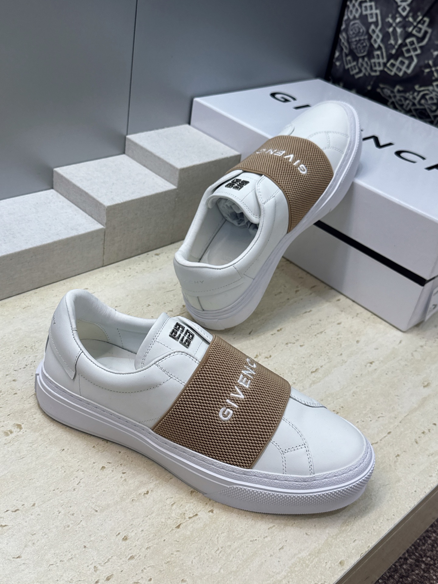 男士+20 顶级版 GIVENCHY 2026春夏经典情侣款弹力橡筋一脚蹬四季休闲鞋 纪梵希印花字母logo五金扣平底圆 男士+20 顶级版 GIVENCHY 2026春夏经典情侣款弹力橡筋一脚蹬四季休闲鞋 纪梵希印花字母logo五金扣平底圆