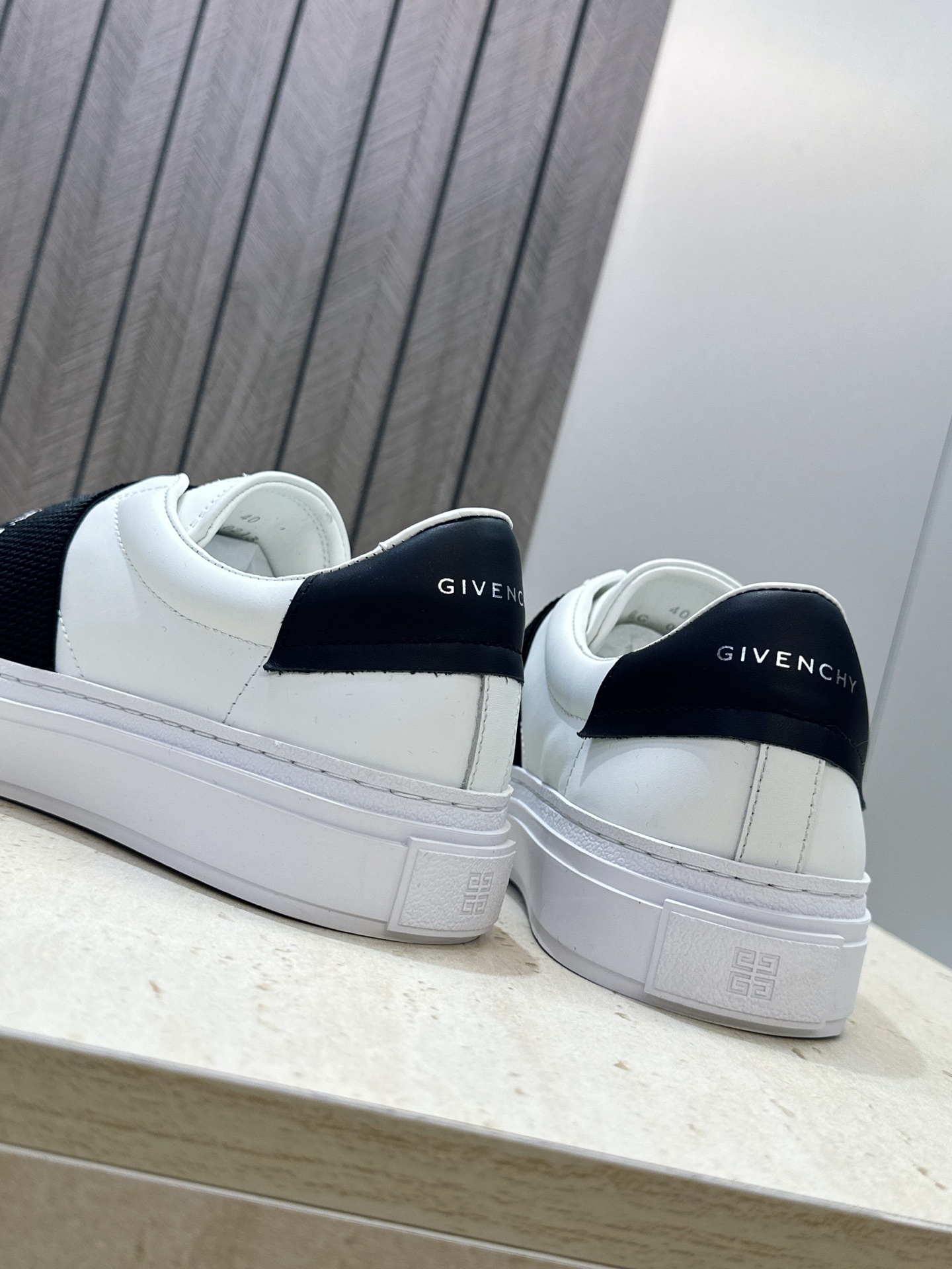 男士+20 顶级版 GIVENCHY 2026春夏经典情侣款弹力橡筋一脚蹬四季休闲鞋 纪梵希印花字母logo五金扣平底圆 男士+20 顶级版 GIVENCHY 2026春夏经典情侣款弹力橡筋一脚蹬四季休闲鞋 纪梵希印花字母logo五金扣平底圆