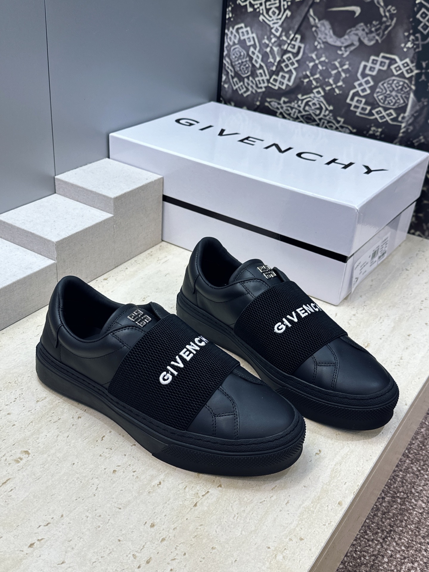 男士+20 顶级版 GIVENCHY 2026春夏经典情侣款弹力橡筋一脚蹬四季休闲鞋 纪梵希印花字母logo五金扣平底圆 男士+20 顶级版 GIVENCHY 2026春夏经典情侣款弹力橡筋一脚蹬四季休闲鞋 纪梵希印花字母logo五金扣平底圆