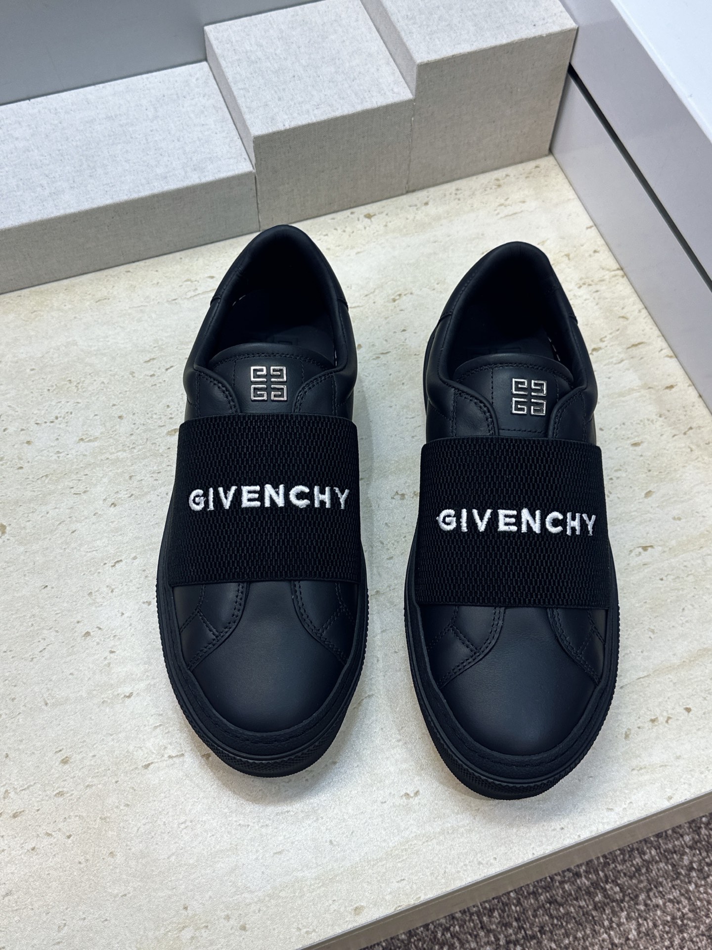 男士+20 顶级版 GIVENCHY 2026春夏经典情侣款弹力橡筋一脚蹬四季休闲鞋 纪梵希印花字母logo五金扣平底圆 男士+20 顶级版 GIVENCHY 2026春夏经典情侣款弹力橡筋一脚蹬四季休闲鞋 纪梵希印花字母logo五金扣平底圆