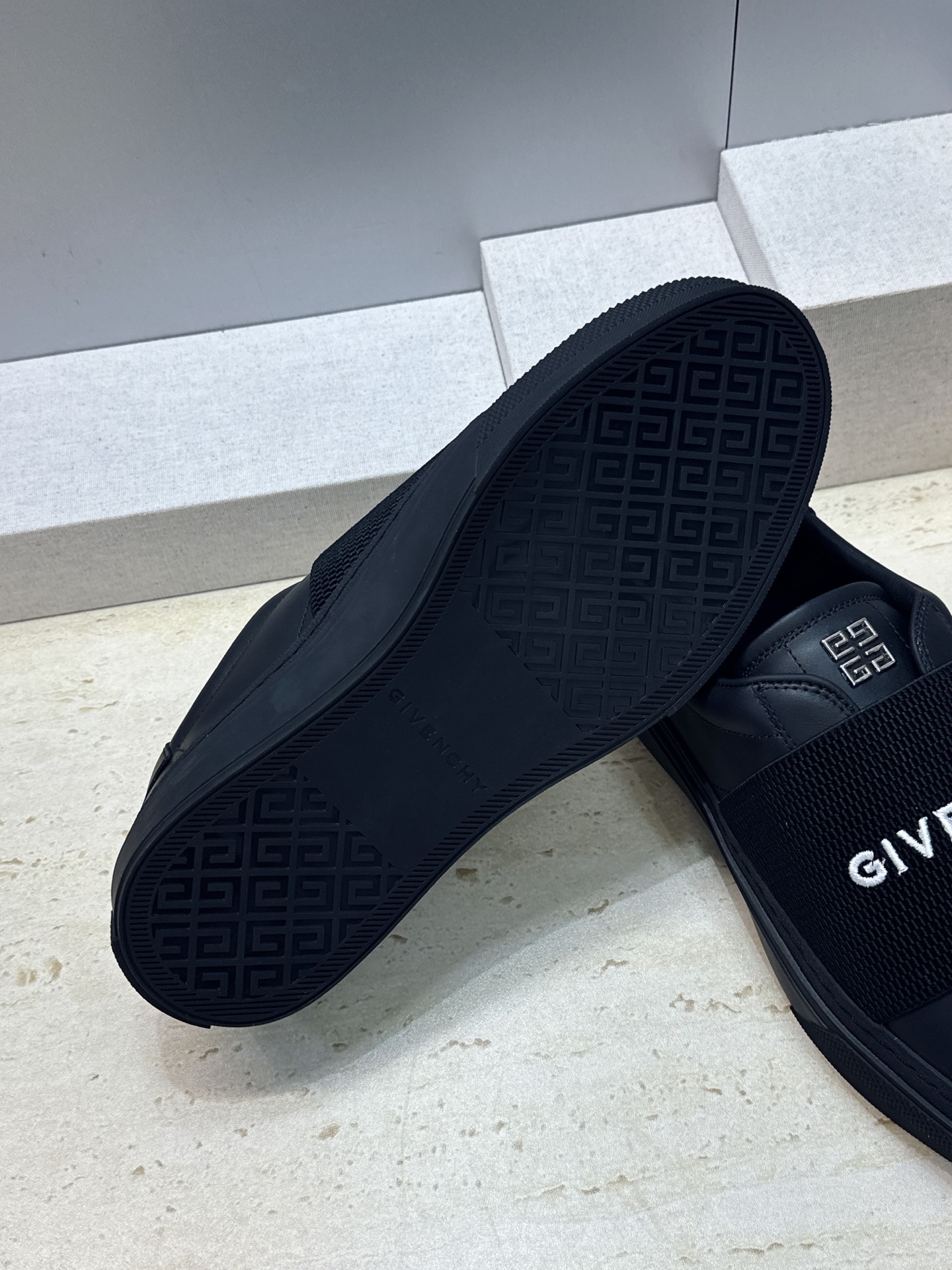 男士+20 顶级版 GIVENCHY 2026春夏经典情侣款弹力橡筋一脚蹬四季休闲鞋 纪梵希印花字母logo五金扣平底圆 男士+20 顶级版 GIVENCHY 2026春夏经典情侣款弹力橡筋一脚蹬四季休闲鞋 纪梵希印花字母logo五金扣平底圆