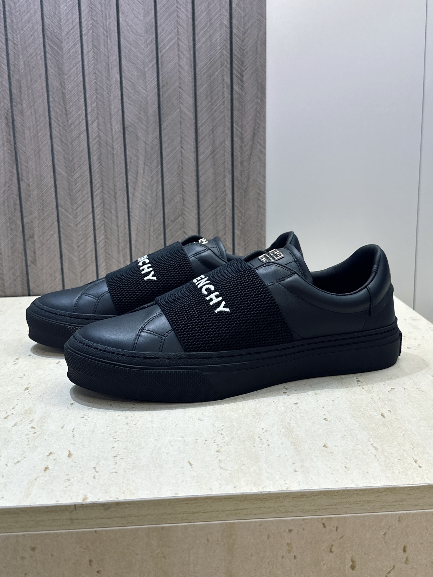 男士+20 顶级版 GIVENCHY 2026春夏经典情侣款弹力橡筋一脚蹬四季休闲鞋 纪梵希印花字母logo五金扣平底圆 男士+20 顶级版 GIVENCHY 2026春夏经典情侣款弹力橡筋一脚蹬四季休闲鞋 纪梵希印花字母logo五金扣平底圆