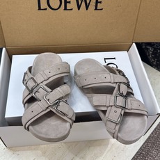 (配全套飞机盒) LOEWE 2026春夏新款时尚休闲沙滩女鞋 罗意威字母logo五金扣厚底圆头交叉带露趾拼色凉拖鞋 (配全套飞机盒) LOEWE 2026春夏新款时尚休闲沙滩女鞋 罗意威字母logo五金扣厚底圆头交叉带露趾拼色凉拖鞋