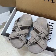 (配全套飞机盒) LOEWE 2026春夏新款时尚休闲沙滩女鞋 罗意威字母logo五金扣厚底圆头交叉带露趾拼色凉拖鞋 (配全套飞机盒) LOEWE 2026春夏新款时尚休闲沙滩女鞋 罗意威字母logo五金扣厚底圆头交叉带露趾拼色凉拖鞋