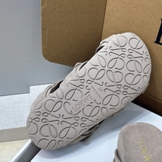 (配全套飞机盒) LOEWE 2026春夏新款时尚休闲沙滩女鞋 罗意威字母logo五金扣厚底圆头交叉带露趾拼色凉拖鞋 (配全套飞机盒) LOEWE 2026春夏新款时尚休闲沙滩女鞋 罗意威字母logo五金扣厚底圆头交叉带露趾拼色凉拖鞋