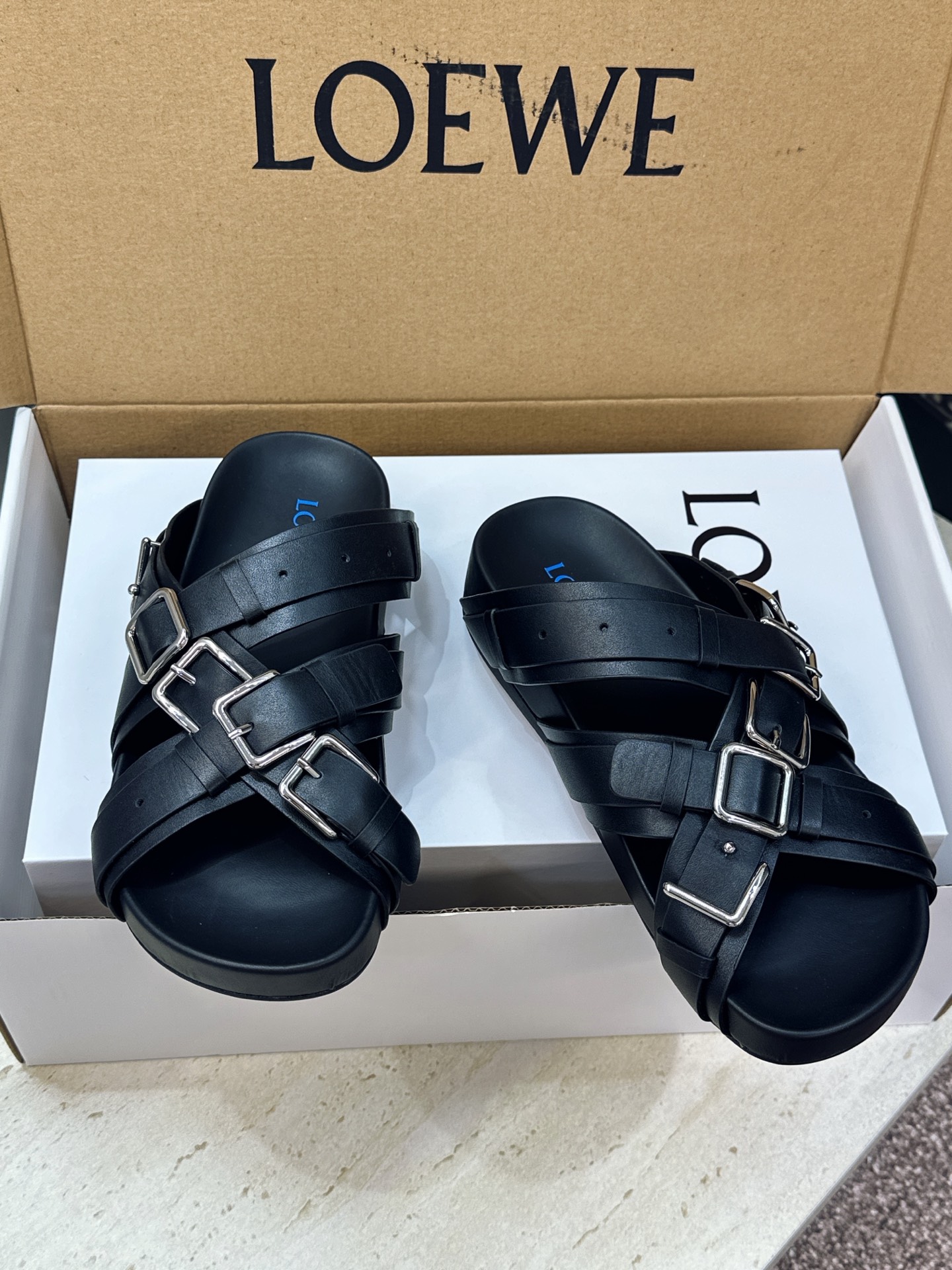 (配全套飞机盒) LOEWE 2026春夏新款时尚休闲沙滩女鞋 罗意威字母logo五金扣厚底圆头交叉带露趾拼色凉拖鞋 (配全套飞机盒) LOEWE 2026春夏新款时尚休闲沙滩女鞋 罗意威字母logo五金扣厚底圆头交叉带露趾拼色凉拖鞋