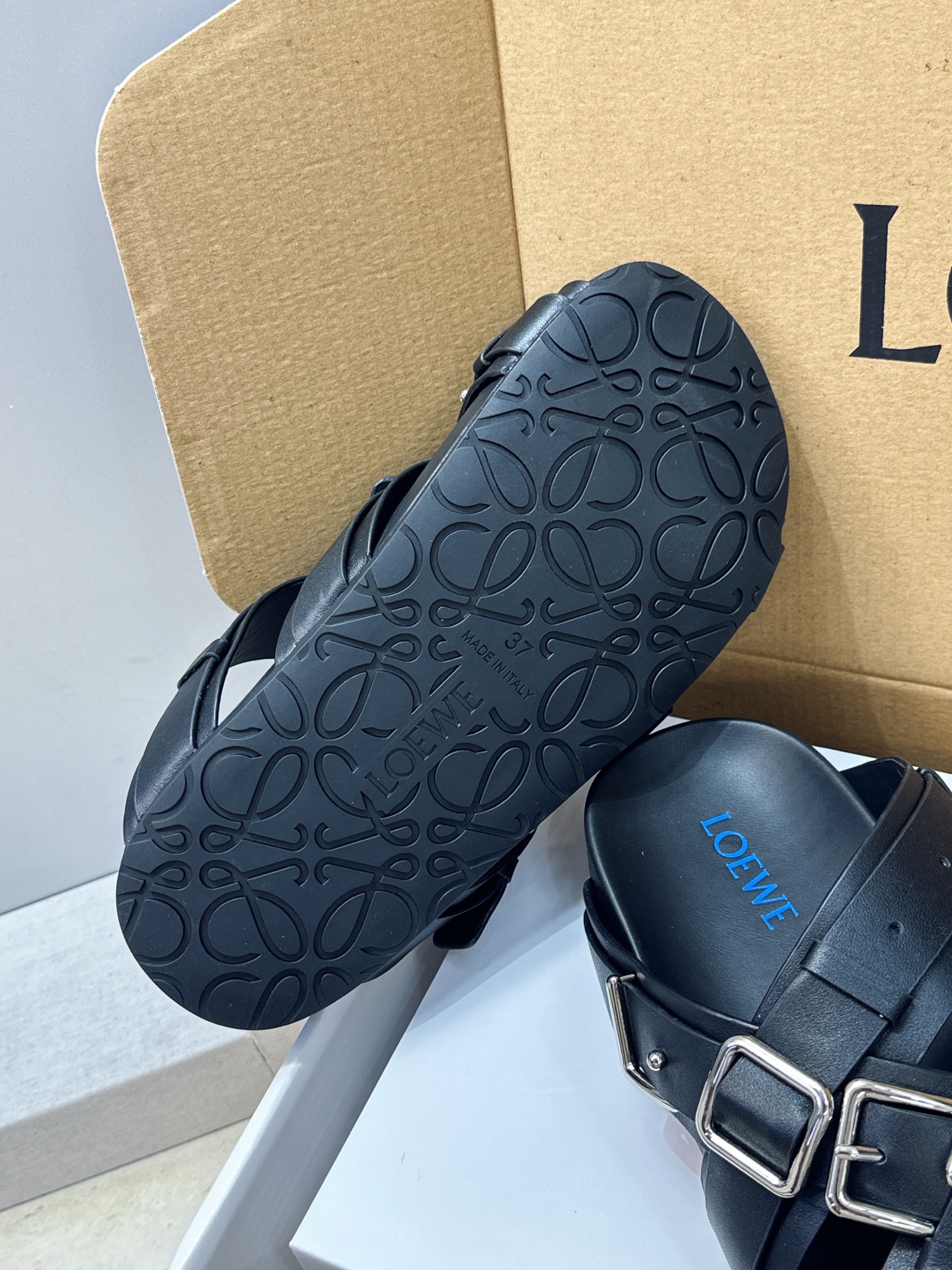 (配全套飞机盒) LOEWE 2026春夏新款时尚休闲沙滩女鞋 罗意威字母logo五金扣厚底圆头交叉带露趾拼色凉拖鞋 (配全套飞机盒) LOEWE 2026春夏新款时尚休闲沙滩女鞋 罗意威字母logo五金扣厚底圆头交叉带露趾拼色凉拖鞋