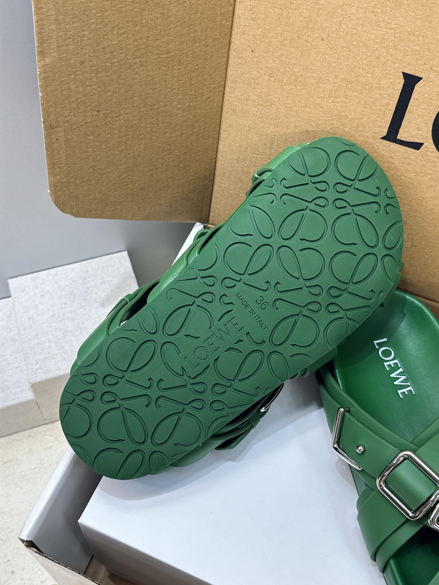 (配全套飞机盒) LOEWE 2026春夏新款时尚休闲沙滩女鞋  罗意威字母logo五金扣厚底圆头交叉带露趾拼色凉拖鞋 