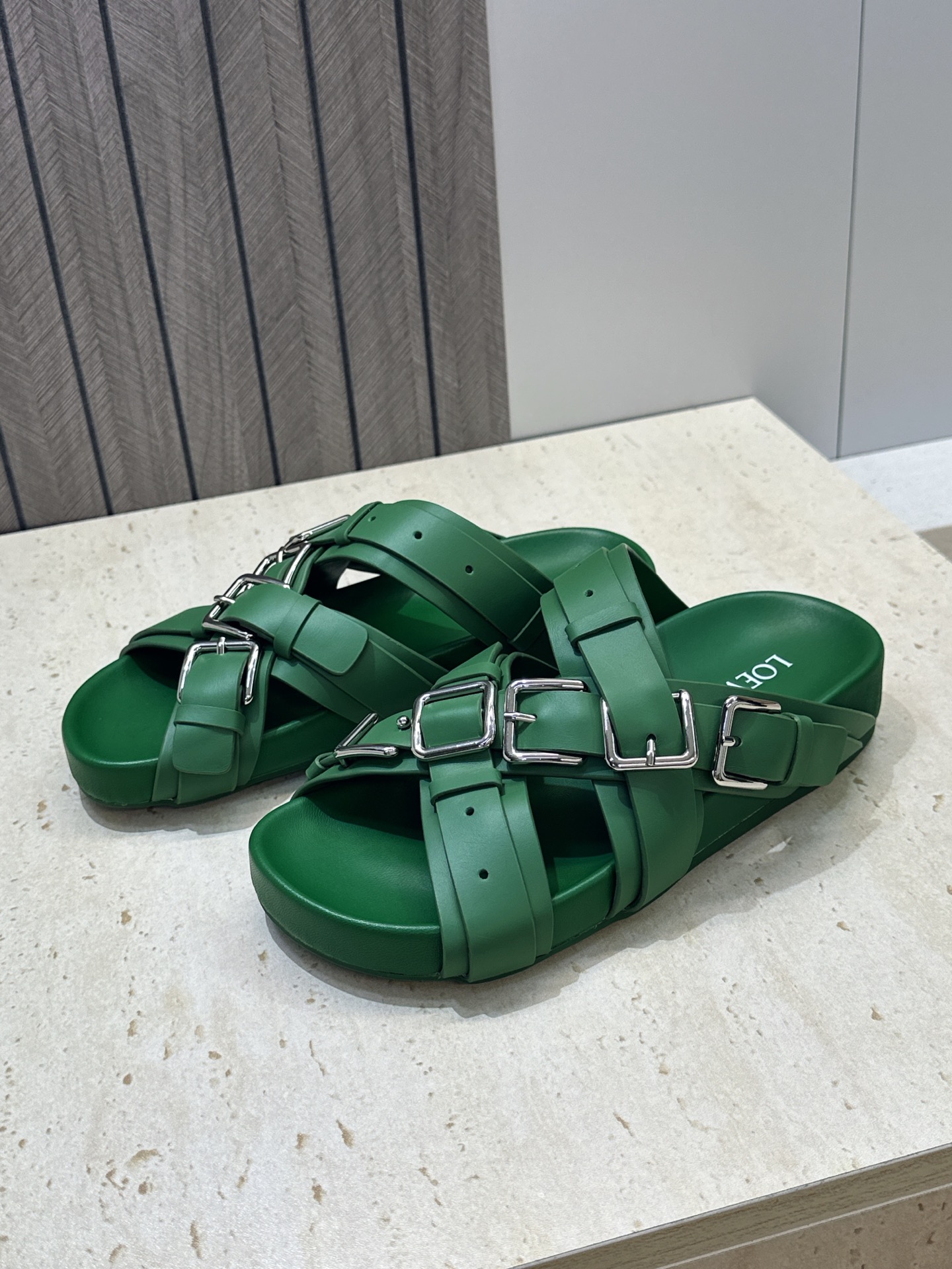 (配全套飞机盒) LOEWE 2026春夏新款时尚休闲沙滩女鞋  罗意威字母logo五金扣厚底圆头交叉带露趾拼色凉拖鞋 
