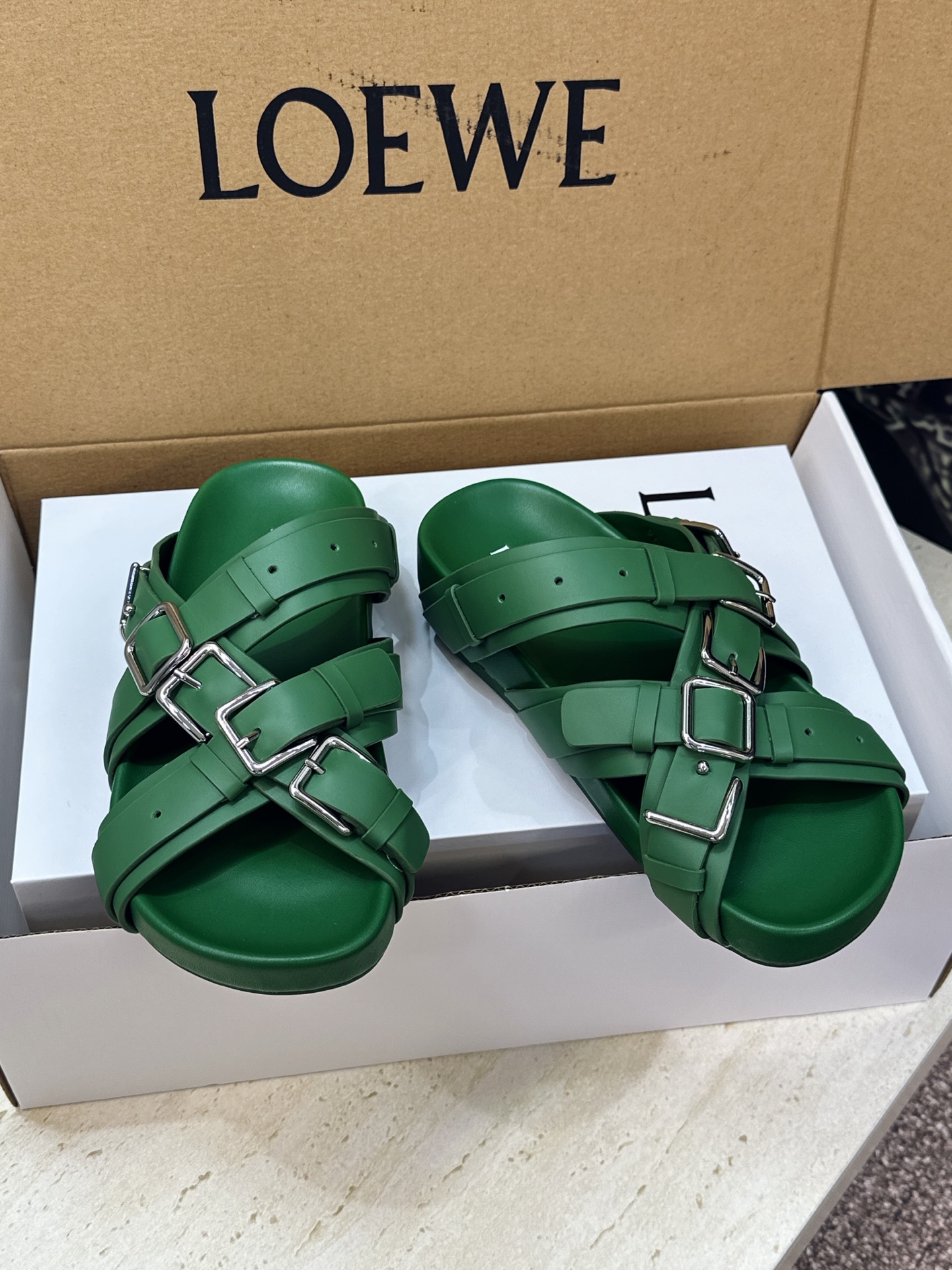 (配全套飞机盒) LOEWE 2026春夏新款时尚休闲沙滩女鞋  罗意威字母logo五金扣厚底圆头交叉带露趾拼色凉拖鞋 