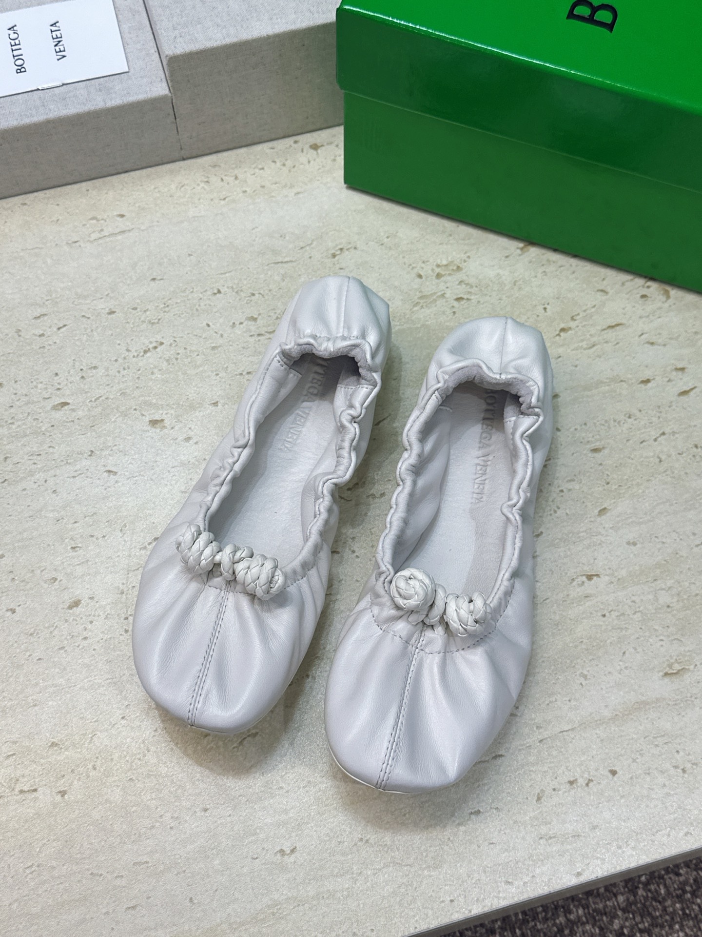 顶级版 Bottega Veneta 葆蝶家2026春夏新款玛丽珍芭蕾舞女鞋 BV字母logo平底方头编织跳舞鞋 材质: 顶级版 Bottega Veneta 葆蝶家2026春夏新款玛丽珍芭蕾舞女鞋 BV字母logo平底方头编织跳舞鞋 材质: