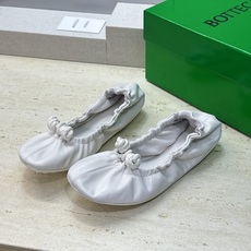 顶级版 Bottega Veneta 葆蝶家2026春夏新款玛丽珍芭蕾舞女鞋 BV字母logo平底方头编织跳舞鞋 材质: 顶级版 Bottega Veneta 葆蝶家2026春夏新款玛丽珍芭蕾舞女鞋 BV字母logo平底方头编织跳舞鞋 材质: