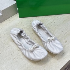 顶级版 Bottega Veneta 葆蝶家2026春夏新款玛丽珍芭蕾舞女鞋 BV字母logo平底方头编织跳舞鞋 材质: 顶级版 Bottega Veneta 葆蝶家2026春夏新款玛丽珍芭蕾舞女鞋 BV字母logo平底方头编织跳舞鞋 材质: