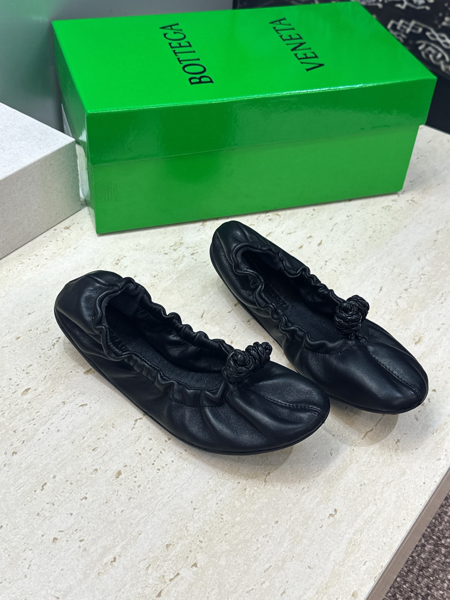 顶级版 Bottega Veneta 葆蝶家2026春夏新款玛丽珍芭蕾舞女鞋 BV字母logo平底方头编织跳舞鞋 材质: 顶级版 Bottega Veneta 葆蝶家2026春夏新款玛丽珍芭蕾舞女鞋 BV字母logo平底方头编织跳舞鞋 材质: