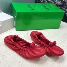 顶级版 Bottega Veneta 葆蝶家2026春夏新款玛丽珍芭蕾舞女鞋 BV字母logo平底方头编织跳舞鞋 材质: 顶级版 Bottega Veneta 葆蝶家2026春夏新款玛丽珍芭蕾舞女鞋 BV字母logo平底方头编织跳舞鞋 材质: