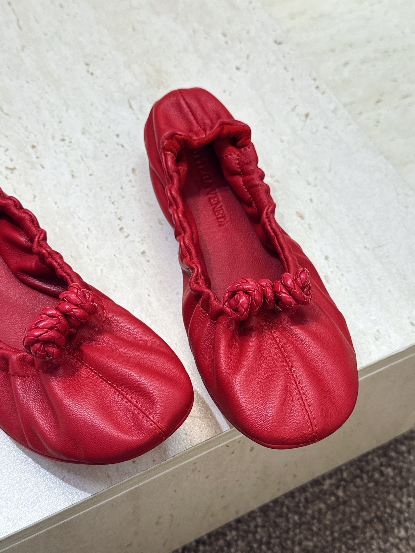 顶级版 Bottega Veneta 葆蝶家2026春夏新款玛丽珍芭蕾舞女鞋 BV字母logo平底方头编织跳舞鞋 材质: 顶级版 Bottega Veneta 葆蝶家2026春夏新款玛丽珍芭蕾舞女鞋 BV字母logo平底方头编织跳舞鞋 材质: