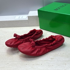 顶级版 Bottega Veneta 葆蝶家2026春夏新款玛丽珍芭蕾舞女鞋 BV字母logo平底方头编织跳舞鞋 材质: 顶级版 Bottega Veneta 葆蝶家2026春夏新款玛丽珍芭蕾舞女鞋 BV字母logo平底方头编织跳舞鞋 材质: