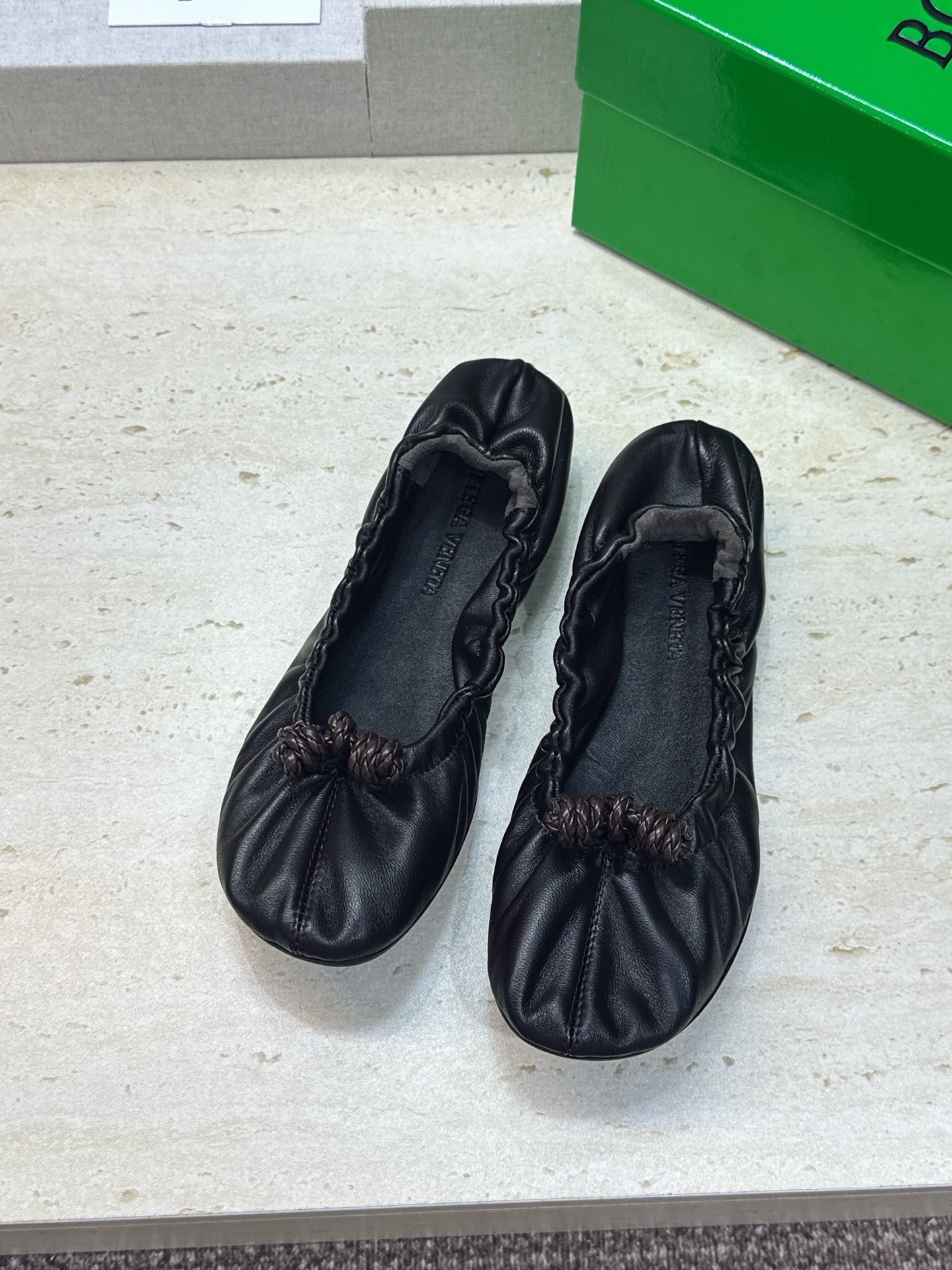 顶级版 Bottega Veneta 葆蝶家2026春夏新款玛丽珍芭蕾舞女鞋 BV字母logo平底方头编织跳舞鞋 材质: 顶级版 Bottega Veneta 葆蝶家2026春夏新款玛丽珍芭蕾舞女鞋 BV字母logo平底方头编织跳舞鞋 材质: