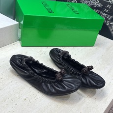 顶级版 Bottega Veneta 葆蝶家2026春夏新款玛丽珍芭蕾舞女鞋 BV字母logo平底方头编织跳舞鞋 材质: 顶级版 Bottega Veneta 葆蝶家2026春夏新款玛丽珍芭蕾舞女鞋 BV字母logo平底方头编织跳舞鞋 材质: