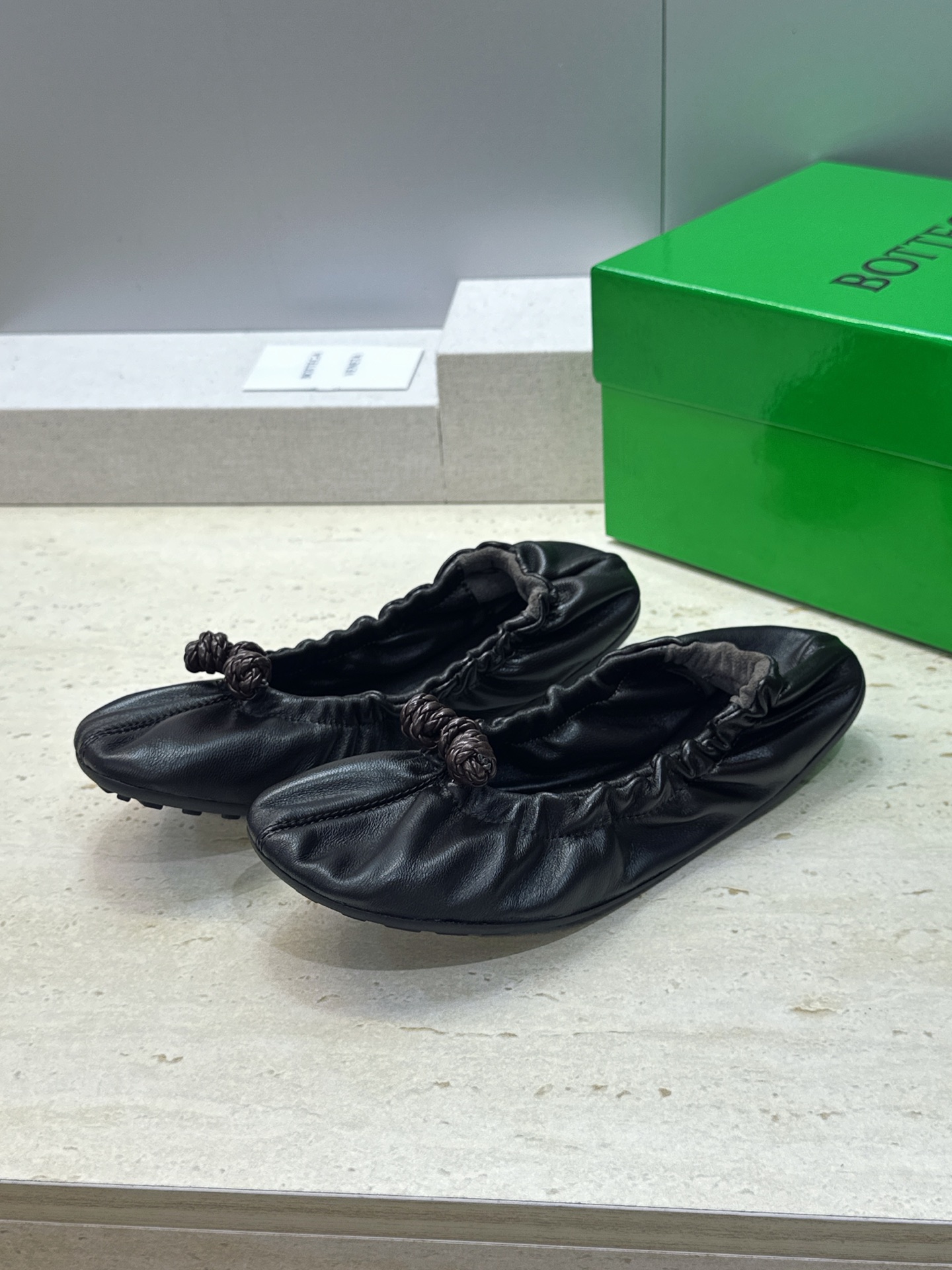 顶级版 Bottega Veneta 葆蝶家2026春夏新款玛丽珍芭蕾舞女鞋 BV字母logo平底方头编织跳舞鞋 材质: 顶级版 Bottega Veneta 葆蝶家2026春夏新款玛丽珍芭蕾舞女鞋 BV字母logo平底方头编织跳舞鞋 材质: