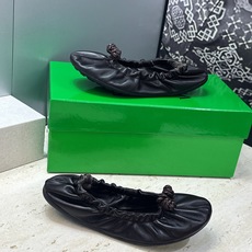 顶级版 Bottega Veneta 葆蝶家2026春夏新款玛丽珍芭蕾舞女鞋 BV字母logo平底方头编织跳舞鞋 材质: 顶级版 Bottega Veneta 葆蝶家2026春夏新款玛丽珍芭蕾舞女鞋 BV字母logo平底方头编织跳舞鞋 材质: