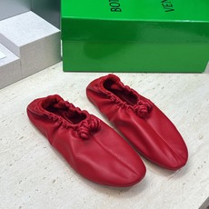 顶级版 Bottega Veneta 葆蝶家2026春夏新款玛丽珍芭蕾舞女鞋 BV字母logo平底方头编织跳舞鞋 材质: 顶级版 Bottega Veneta 葆蝶家2026春夏新款玛丽珍芭蕾舞女鞋 BV字母logo平底方头编织跳舞鞋 材质: