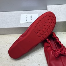 顶级版 Bottega Veneta 葆蝶家2026春夏新款玛丽珍芭蕾舞女鞋 BV字母logo平底方头编织跳舞鞋 材质: 顶级版 Bottega Veneta 葆蝶家2026春夏新款玛丽珍芭蕾舞女鞋 BV字母logo平底方头编织跳舞鞋 材质: