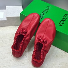 顶级版 Bottega Veneta 葆蝶家2026春夏新款玛丽珍芭蕾舞女鞋 BV字母logo平底方头编织跳舞鞋 材质: 顶级版 Bottega Veneta 葆蝶家2026春夏新款玛丽珍芭蕾舞女鞋 BV字母logo平底方头编织跳舞鞋 材质: