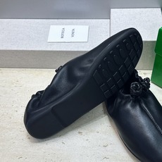 顶级版 Bottega Veneta 葆蝶家2026春夏新款玛丽珍芭蕾舞女鞋 BV字母logo平底方头编织跳舞鞋 材质: 顶级版 Bottega Veneta 葆蝶家2026春夏新款玛丽珍芭蕾舞女鞋 BV字母logo平底方头编织跳舞鞋 材质: