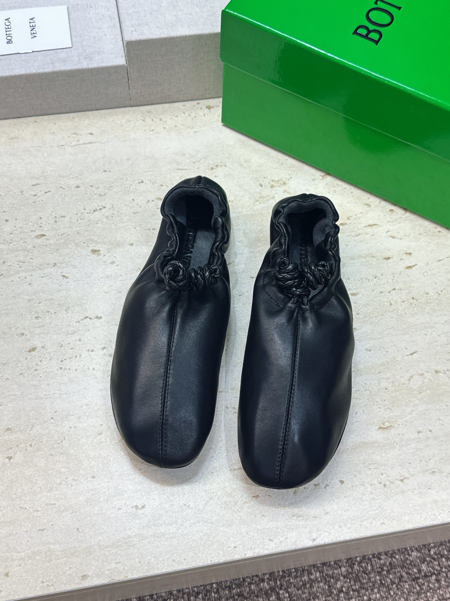 顶级版 Bottega Veneta 葆蝶家2026春夏新款玛丽珍芭蕾舞女鞋 BV字母logo平底方头编织跳舞鞋 材质: 顶级版 Bottega Veneta 葆蝶家2026春夏新款玛丽珍芭蕾舞女鞋 BV字母logo平底方头编织跳舞鞋 材质: