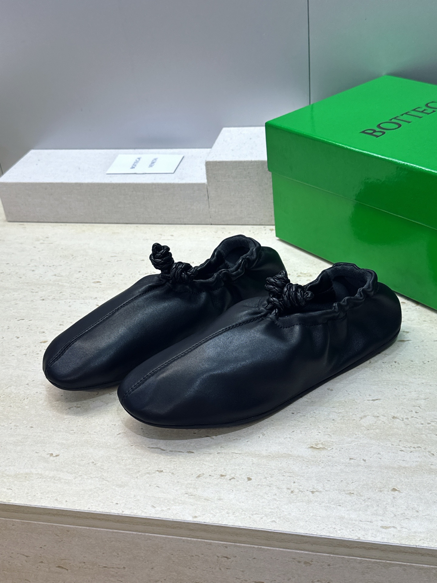 顶级版 Bottega Veneta 葆蝶家2026春夏新款玛丽珍芭蕾舞女鞋 BV字母logo平底方头编织跳舞鞋 材质: 顶级版 Bottega Veneta 葆蝶家2026春夏新款玛丽珍芭蕾舞女鞋 BV字母logo平底方头编织跳舞鞋 材质: