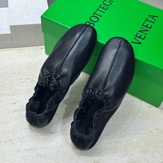 顶级版 Bottega Veneta 葆蝶家2026春夏新款玛丽珍芭蕾舞女鞋 BV字母logo平底方头编织跳舞鞋 材质: 顶级版 Bottega Veneta 葆蝶家2026春夏新款玛丽珍芭蕾舞女鞋 BV字母logo平底方头编织跳舞鞋 材质: