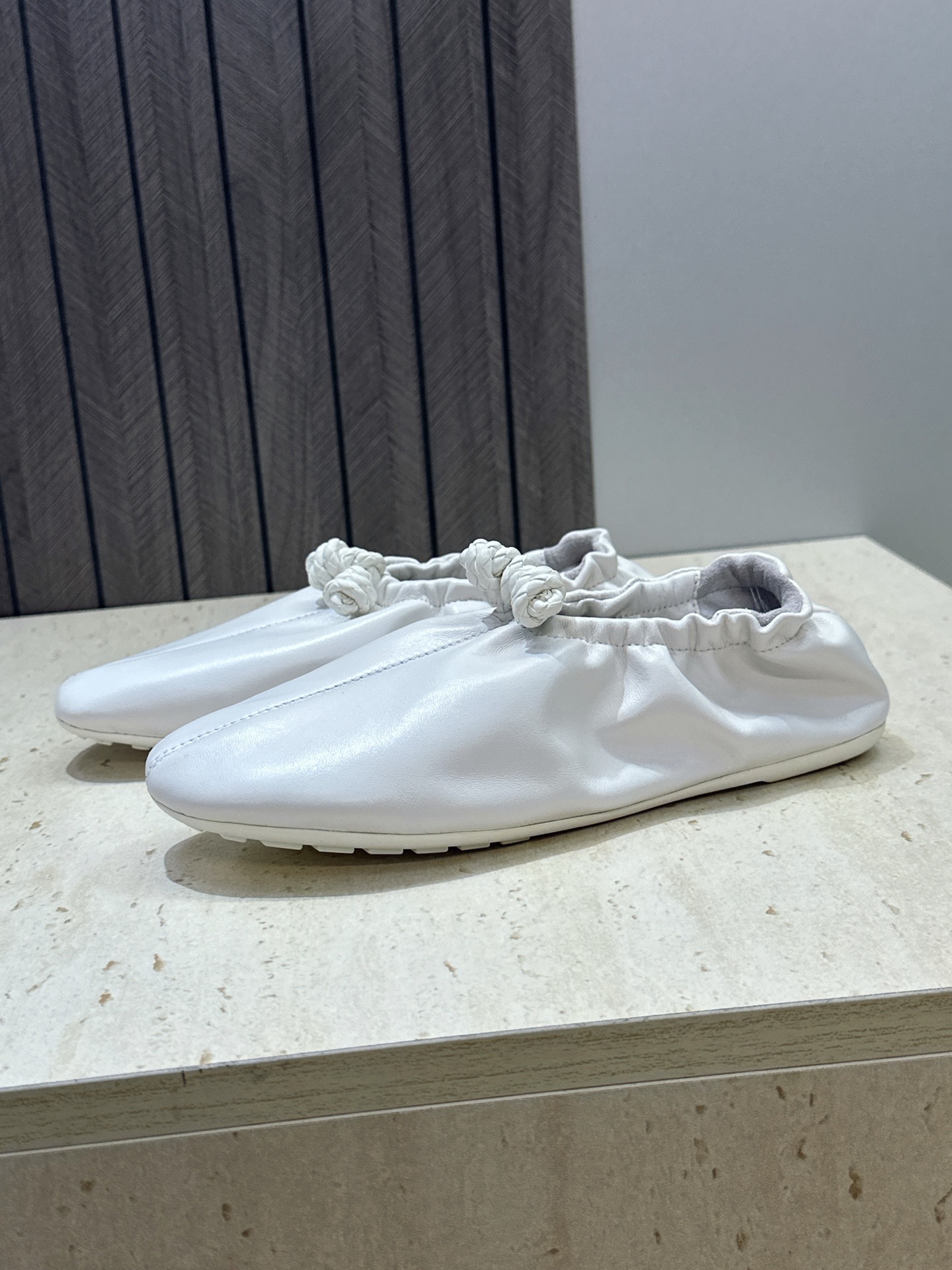 顶级版 Bottega Veneta 葆蝶家2026春夏新款玛丽珍芭蕾舞女鞋 BV字母logo平底方头编织跳舞鞋 材质: