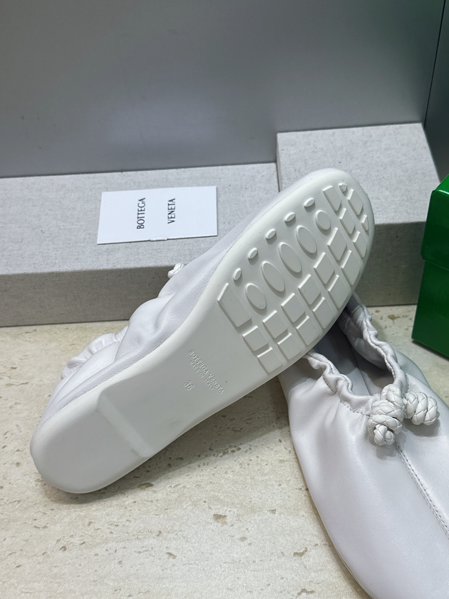顶级版 Bottega Veneta 葆蝶家2026春夏新款玛丽珍芭蕾舞女鞋 BV字母logo平底方头编织跳舞鞋 材质: