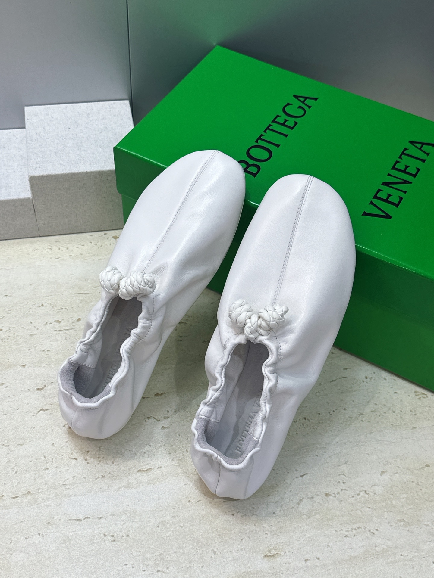 顶级版 Bottega Veneta 葆蝶家2026春夏新款玛丽珍芭蕾舞女鞋 BV字母logo平底方头编织跳舞鞋 材质: