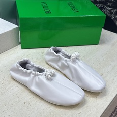 顶级版 Bottega Veneta 葆蝶家2026春夏新款玛丽珍芭蕾舞女鞋 BV字母logo平底方头编织跳舞鞋 材质: 顶级版 Bottega Veneta 葆蝶家2026春夏新款玛丽珍芭蕾舞女鞋 BV字母logo平底方头编织跳舞鞋 材质: