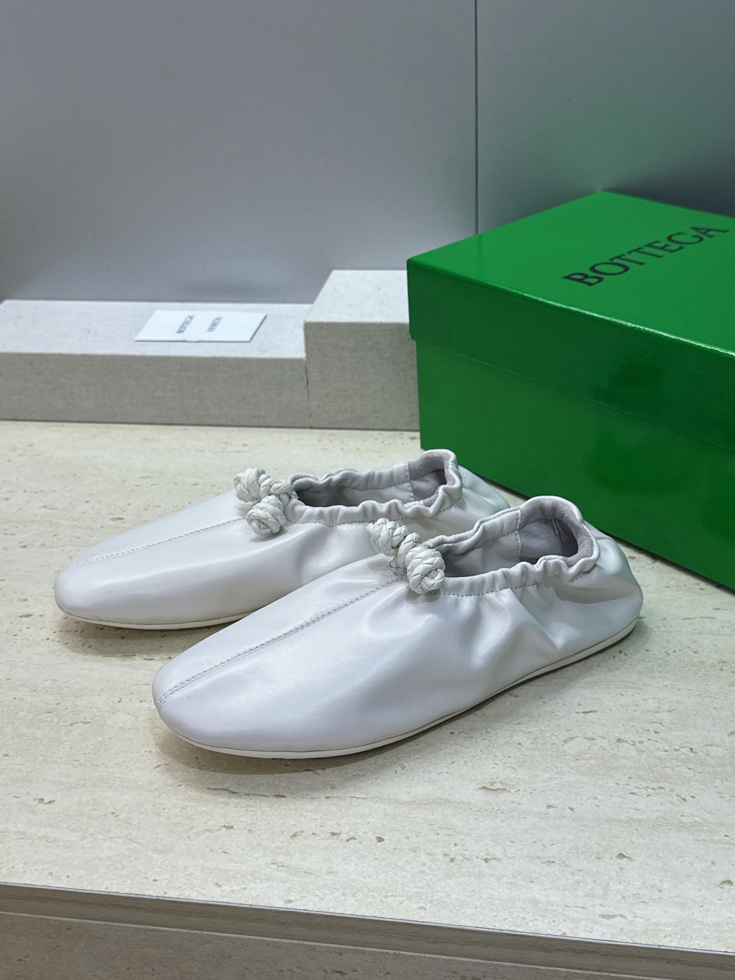 顶级版 Bottega Veneta 葆蝶家2026春夏新款玛丽珍芭蕾舞女鞋 BV字母logo平底方头编织跳舞鞋 材质: