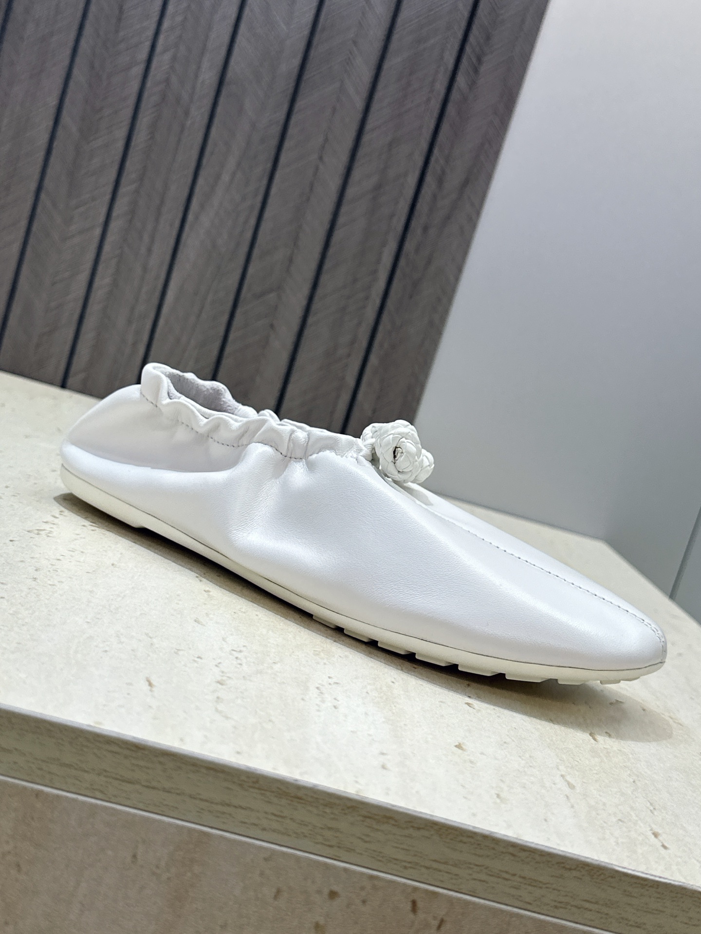 顶级版 Bottega Veneta 葆蝶家2026春夏新款玛丽珍芭蕾舞女鞋 BV字母logo平底方头编织跳舞鞋 材质: