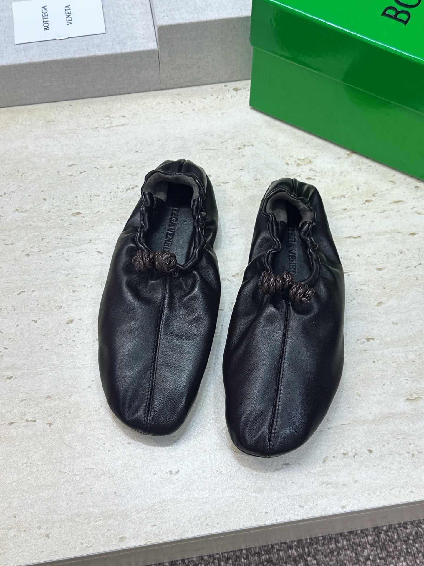 顶级版 Bottega Veneta 葆蝶家2026春夏新款玛丽珍芭蕾舞女鞋 BV字母logo平底方头编织跳舞鞋 材质: 顶级版 Bottega Veneta 葆蝶家2026春夏新款玛丽珍芭蕾舞女鞋 BV字母logo平底方头编织跳舞鞋 材质: