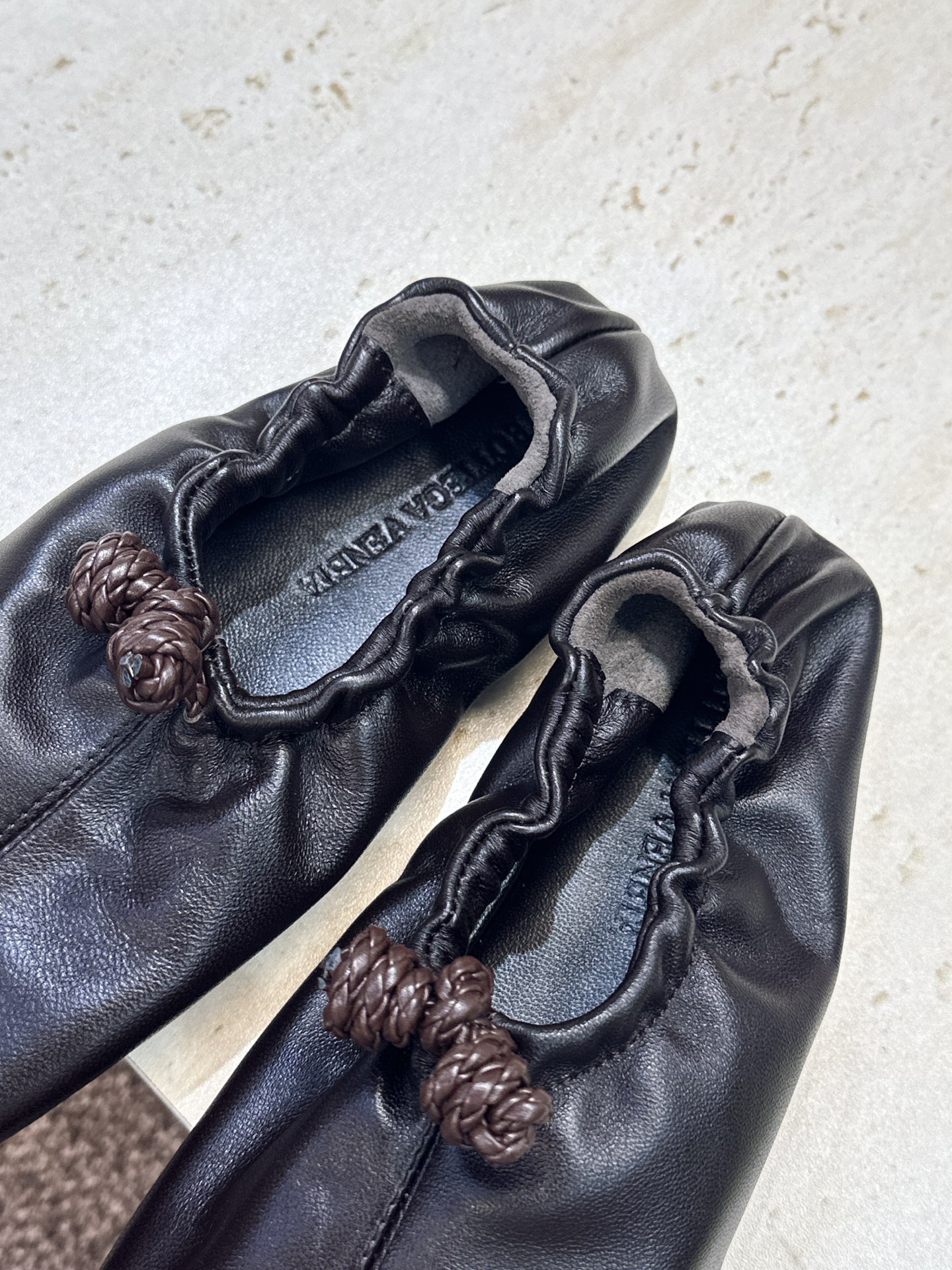 顶级版 Bottega Veneta 葆蝶家2026春夏新款玛丽珍芭蕾舞女鞋 BV字母logo平底方头编织跳舞鞋 材质: 顶级版 Bottega Veneta 葆蝶家2026春夏新款玛丽珍芭蕾舞女鞋 BV字母logo平底方头编织跳舞鞋 材质: